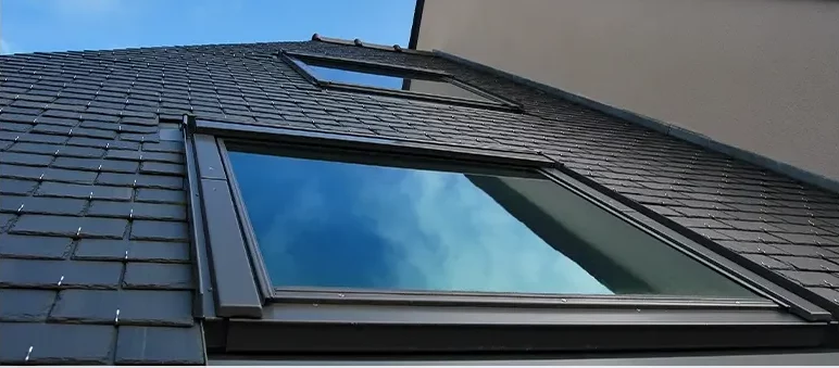 Fenêtres de toit modernes sur toiture en ardoise avec dkz dans les hautes-pyrénées