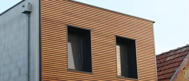 Façade bois moderne dkz mêlant bardage et béton à Boulogne-sur-Gesse, hautes-pyrénées