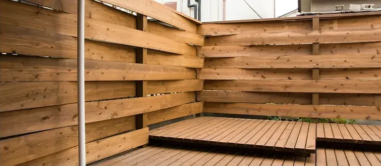 Terrasse en bois clair moderne avec clôture horizontale par dkz dans les Hautes-Pyrénées