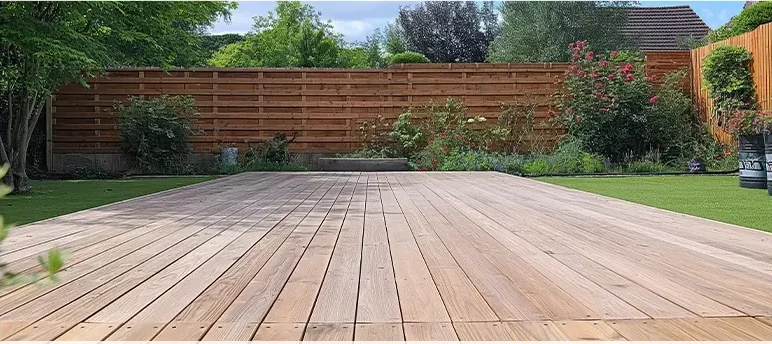 Terrasse en bois clair avec jardin paysager réalisé par dkz dans les hautes-pyrénées