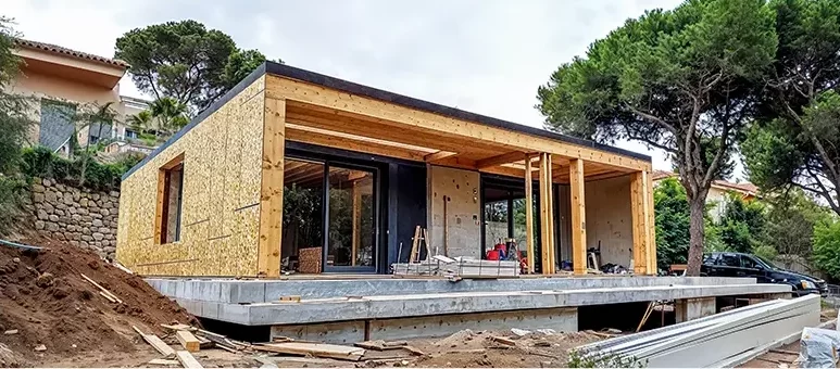 Maison moderne en ossature bois dkz en chantier dans un cadre verdoyant des hautes-pyrénées