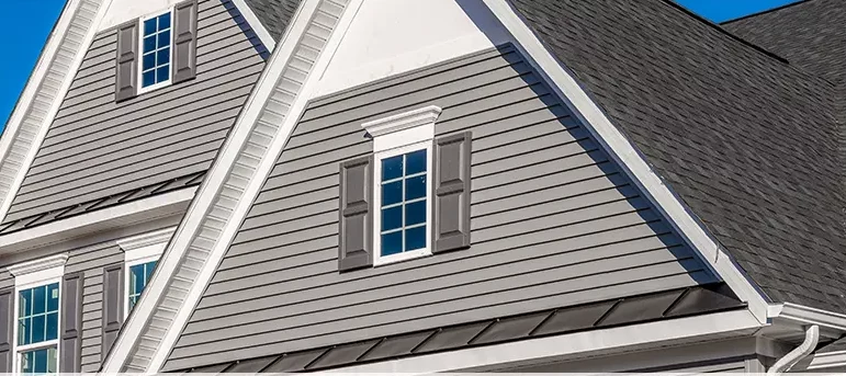 Façade en bardage vinyle gris moderne par dkz sur maison traditionnelle dans les Hautes-Pyrénées