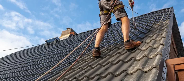 Technicien dkz en harnais assurant la sécurité lors d’une intervention sur toiture dans les Hautes-Pyrénées