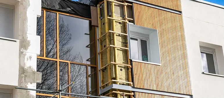 Rénovation de façade avec isolation extérieure et bardage bois par dkz dans les Hautes-Pyrénées