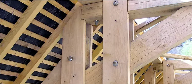 Charpente en bois massif rénovée par dkz, savoir-faire traditionnel en hautes-pyrénées