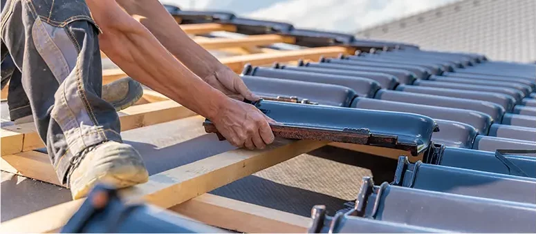Pose de tuiles noires sur charpente par dkz, couvreur professionnel dans les Hautes-Pyrénées