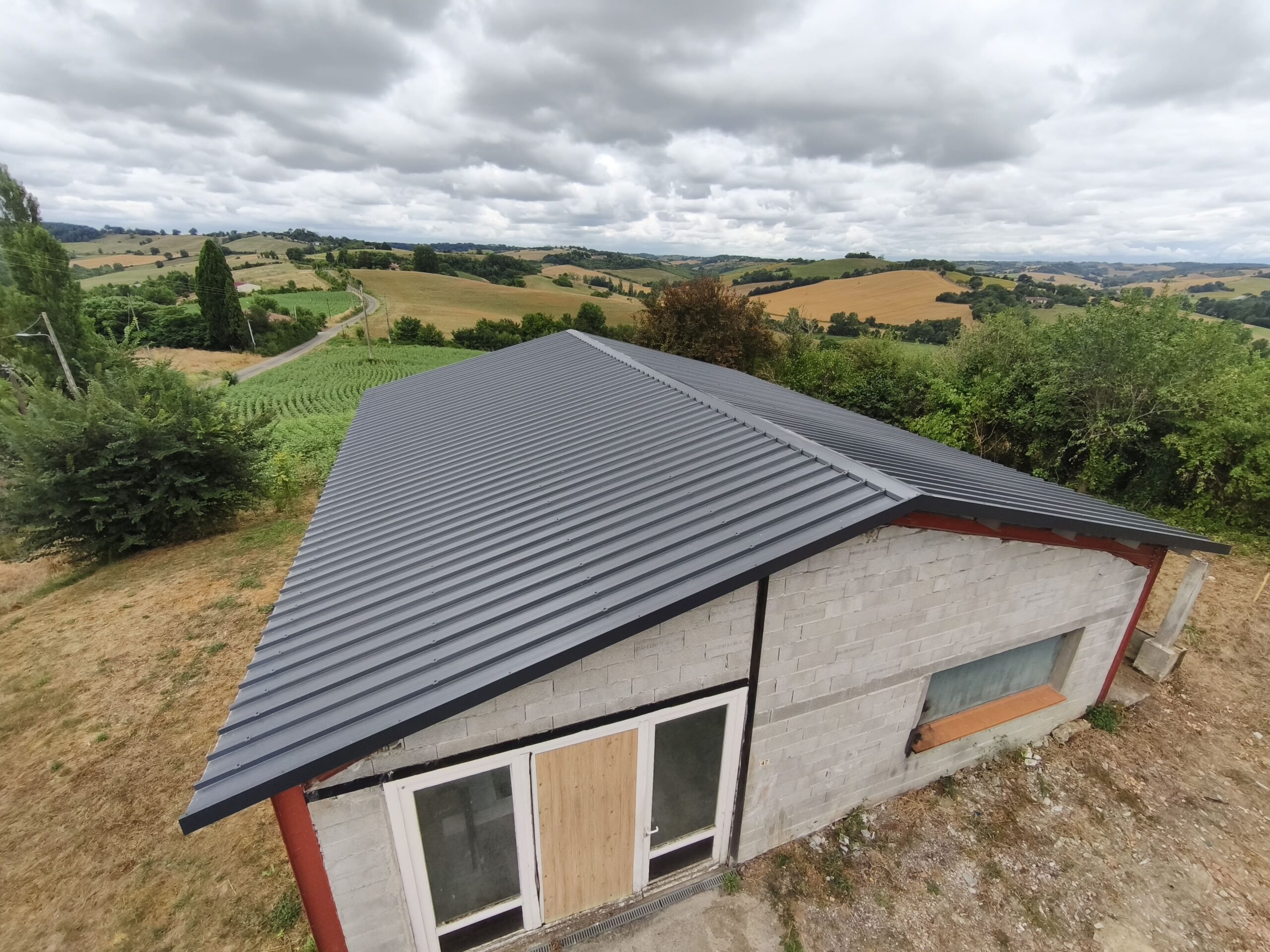 Toiture panneau sandwich dkz sur bâtiment isolé en campagne vallonnée des hautes-pyrénées