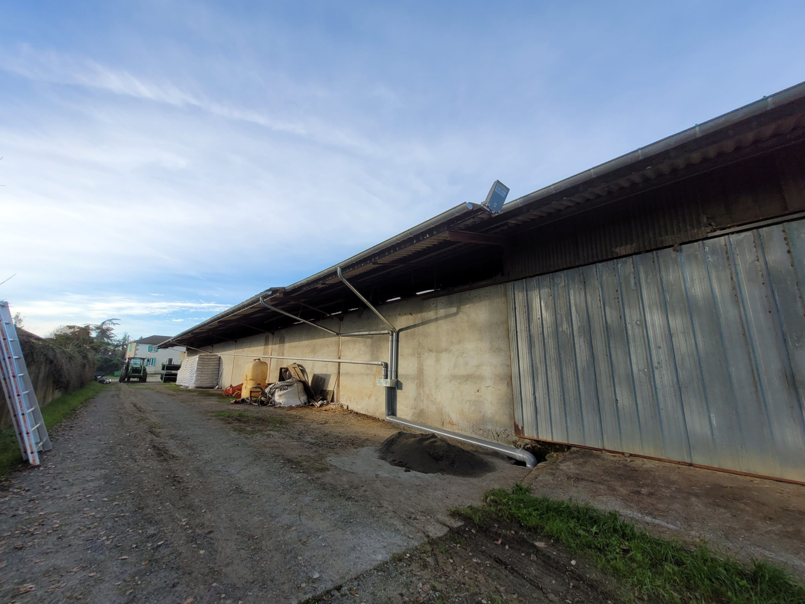 Système d’évacuation d’eau de hangar agricole dkz dans un cadre rural des hautes-pyrénées