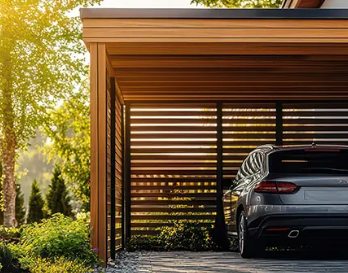 Carport bois moderne dkz abritant une voiture grise dans un jardin verdoyant des hautes-pyrénées