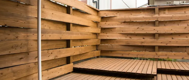 Terrasse bois minimaliste dkz avec palissade urbaine moderne dans les Hautes-Pyrénées