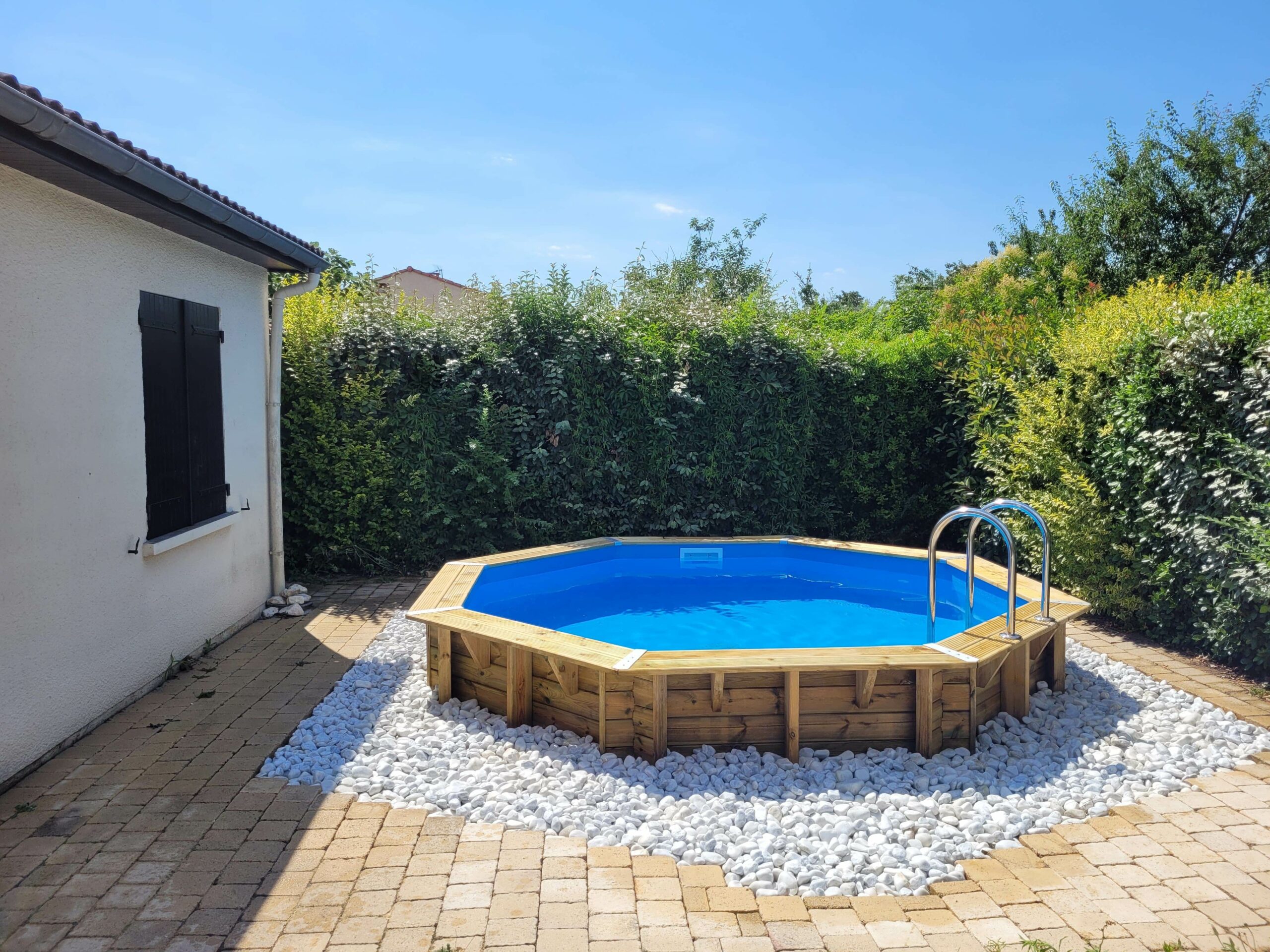 Piscine hors-sol bois aménagée par dkz dans un jardin pavé des hautes-pyrénées, ambiance estivale et intimiste