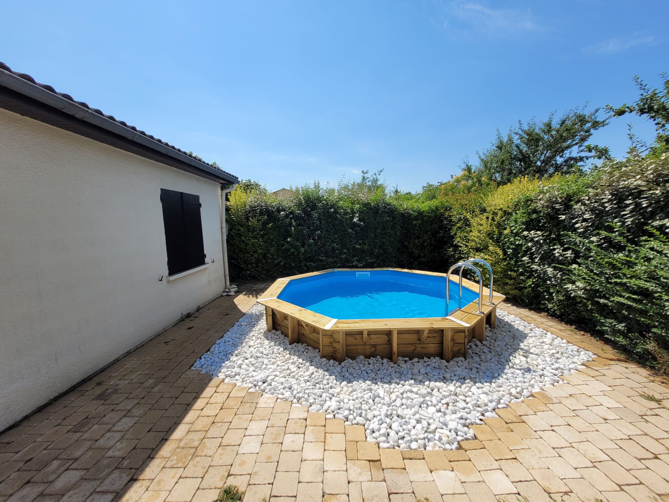 Piscine hors-sol octogonale bois dans jardin privé aménagé par dkz dans les Hautes-Pyrénées