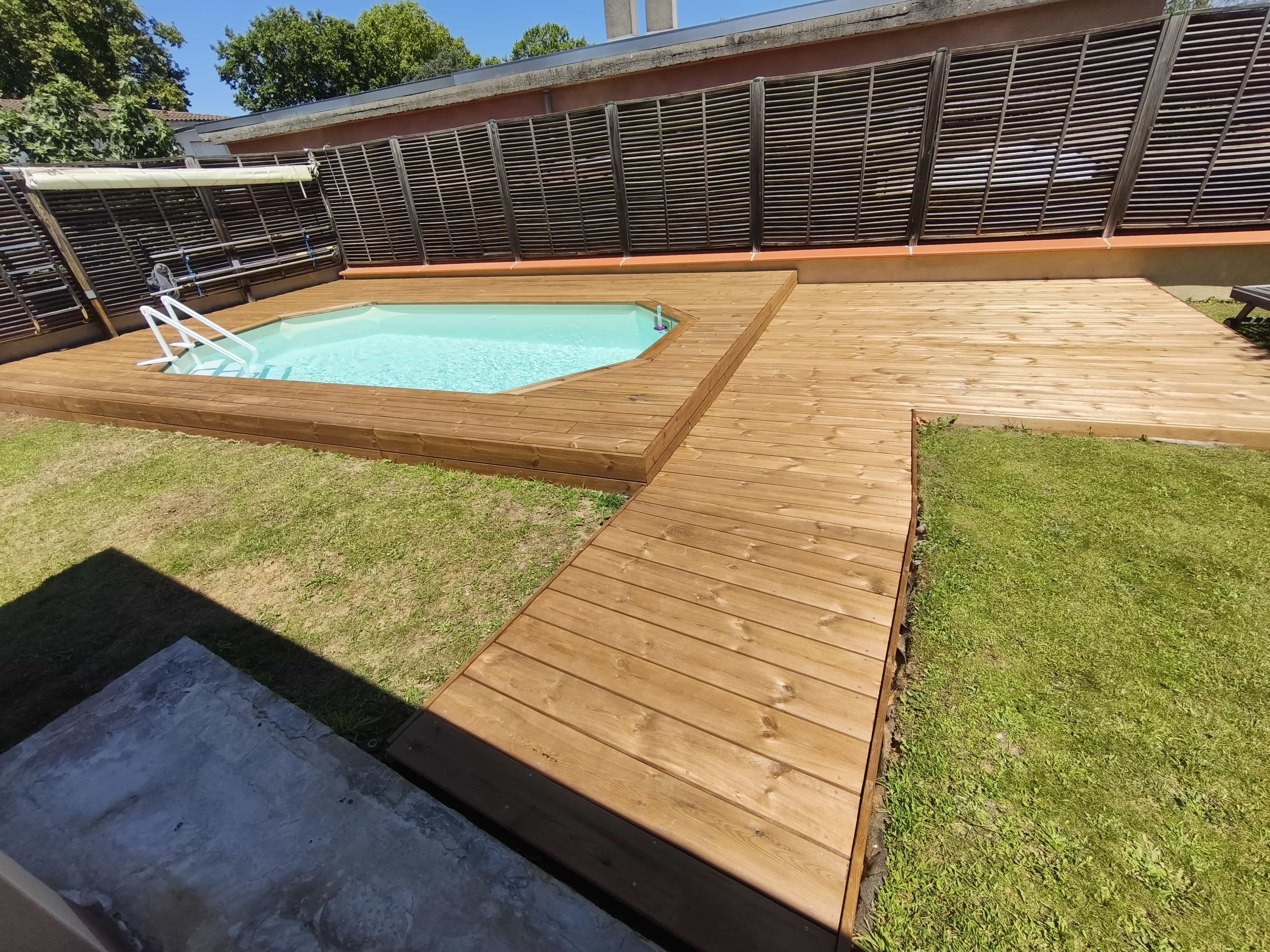 Terrasse bois avec petite piscine rectangulaire par dkz dans un jardin ensoleillé des hautes-pyrénées